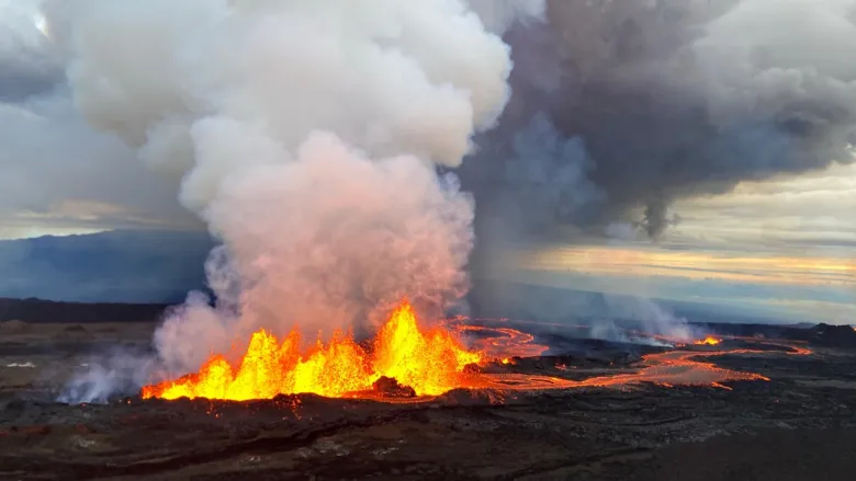 lava spewing from Mauna-Loa in Hawaii